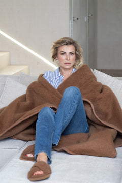Luxury Chocolate Shearling Throw Blanket – 100% Sheepskin, Soft Touch (200x160cm)